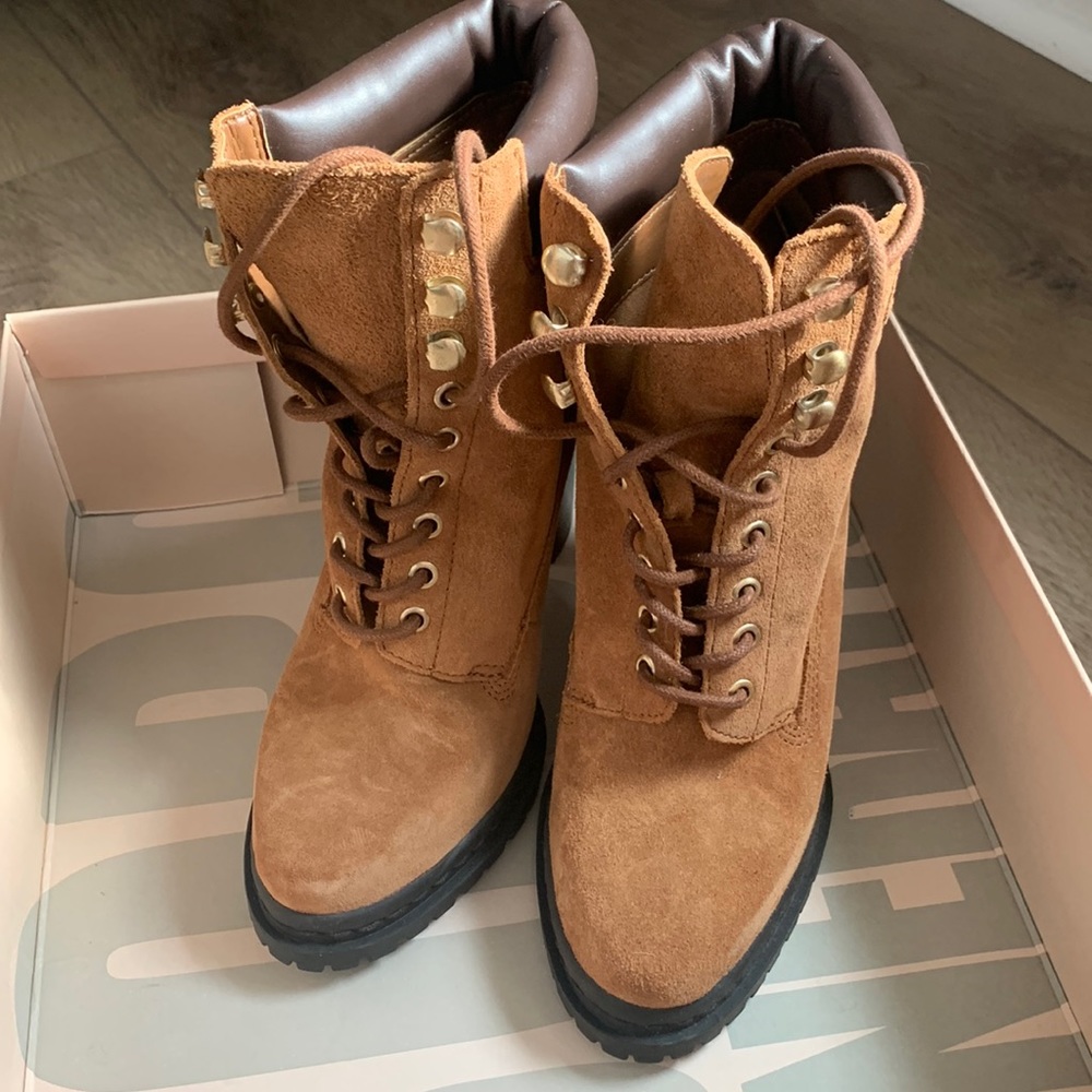 BCBG new in box size 7 heeled boots